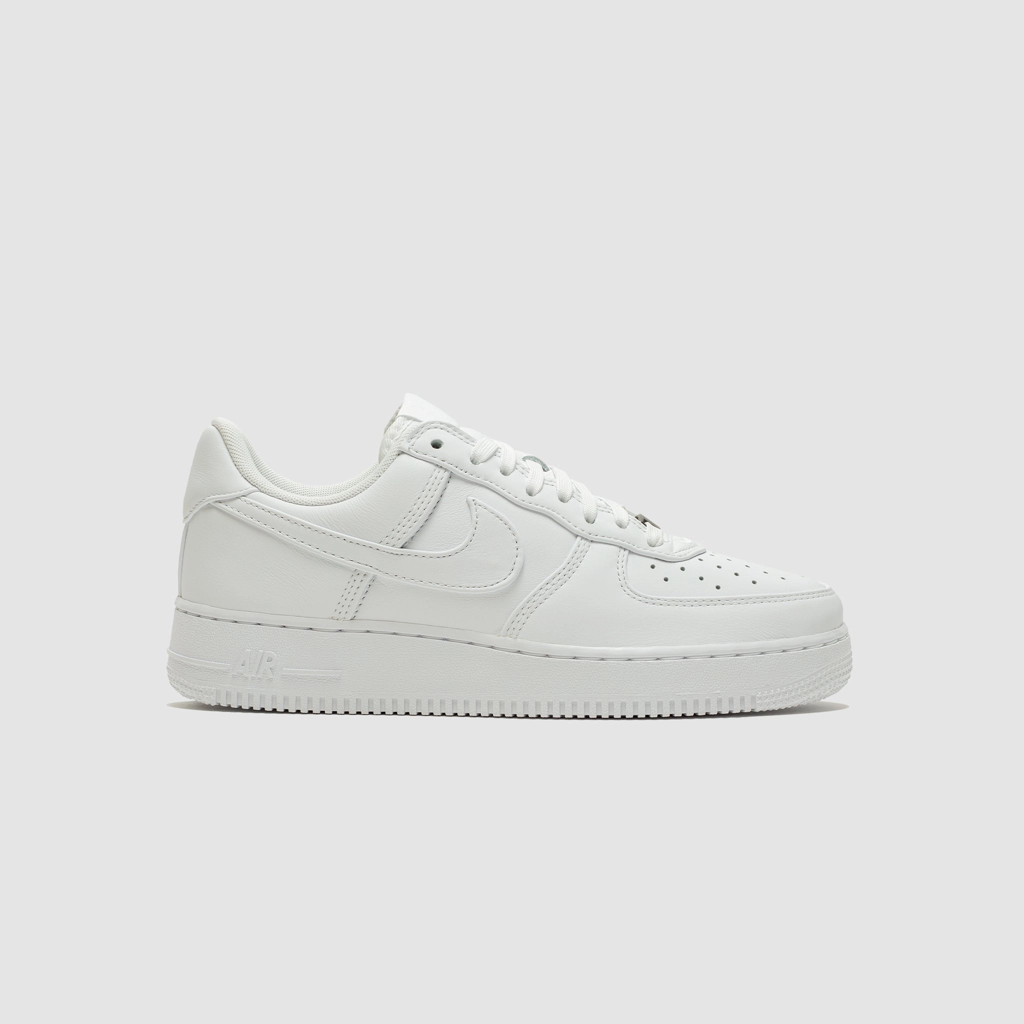 AIR FORCE 1 LOW RETRO PREMIUM "TRIPLE WHITE" Stylish Functional Edge