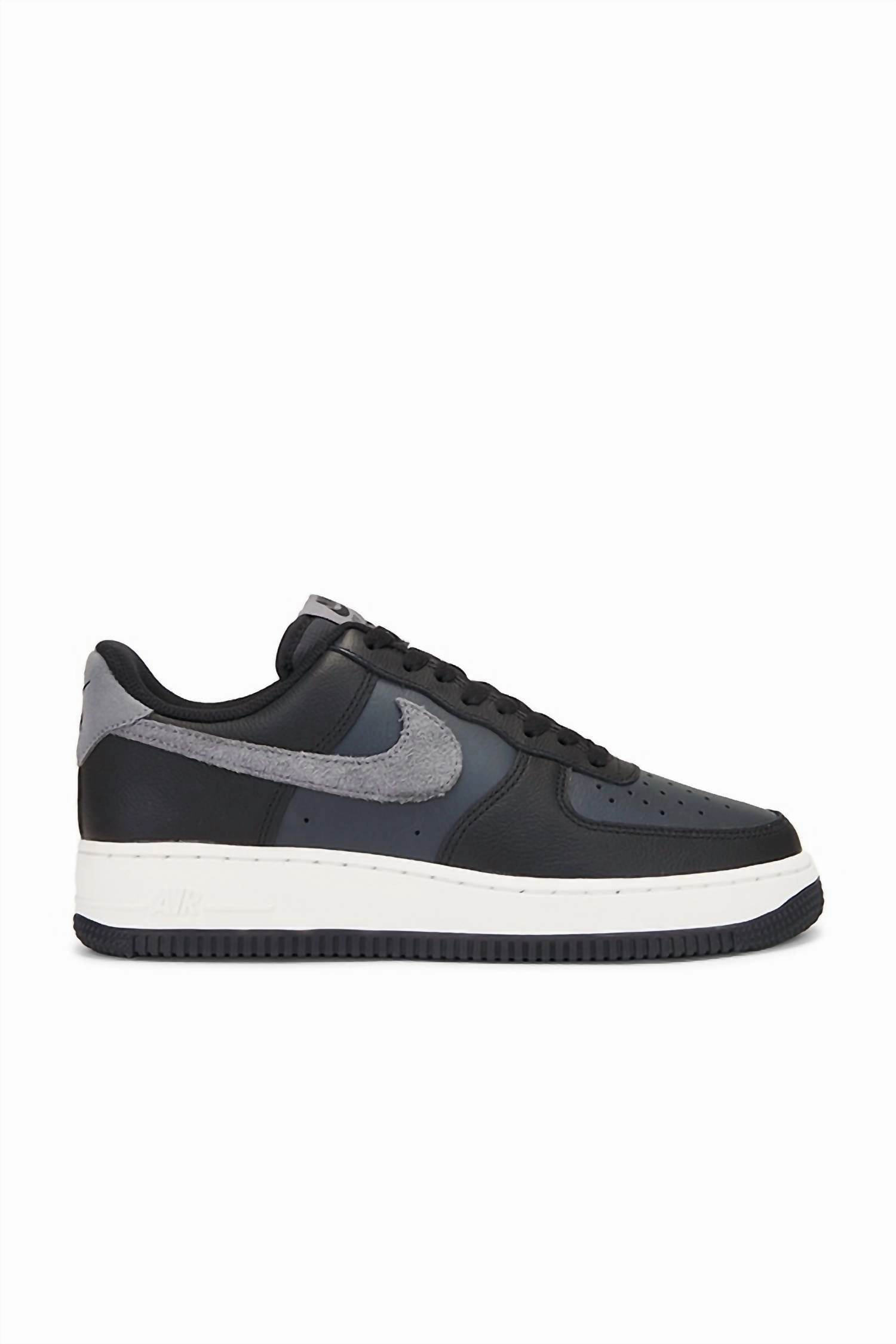 Men's Air Force 1 '07 Lv8 In Black Smoke running on inclined ground