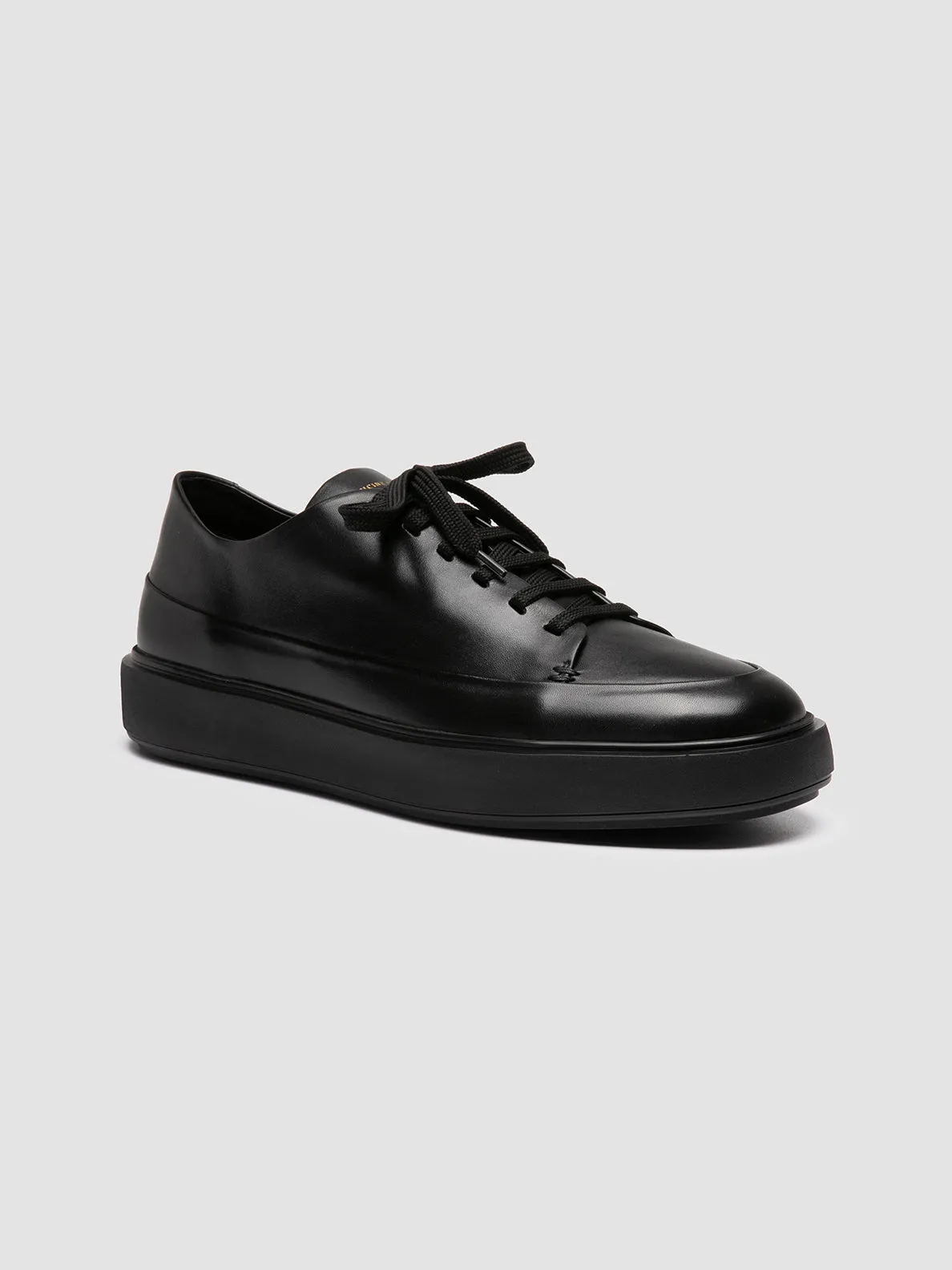 grass - surface running shoes Ventilated RELEASE 001 - Black Leather Low Top Sneakers