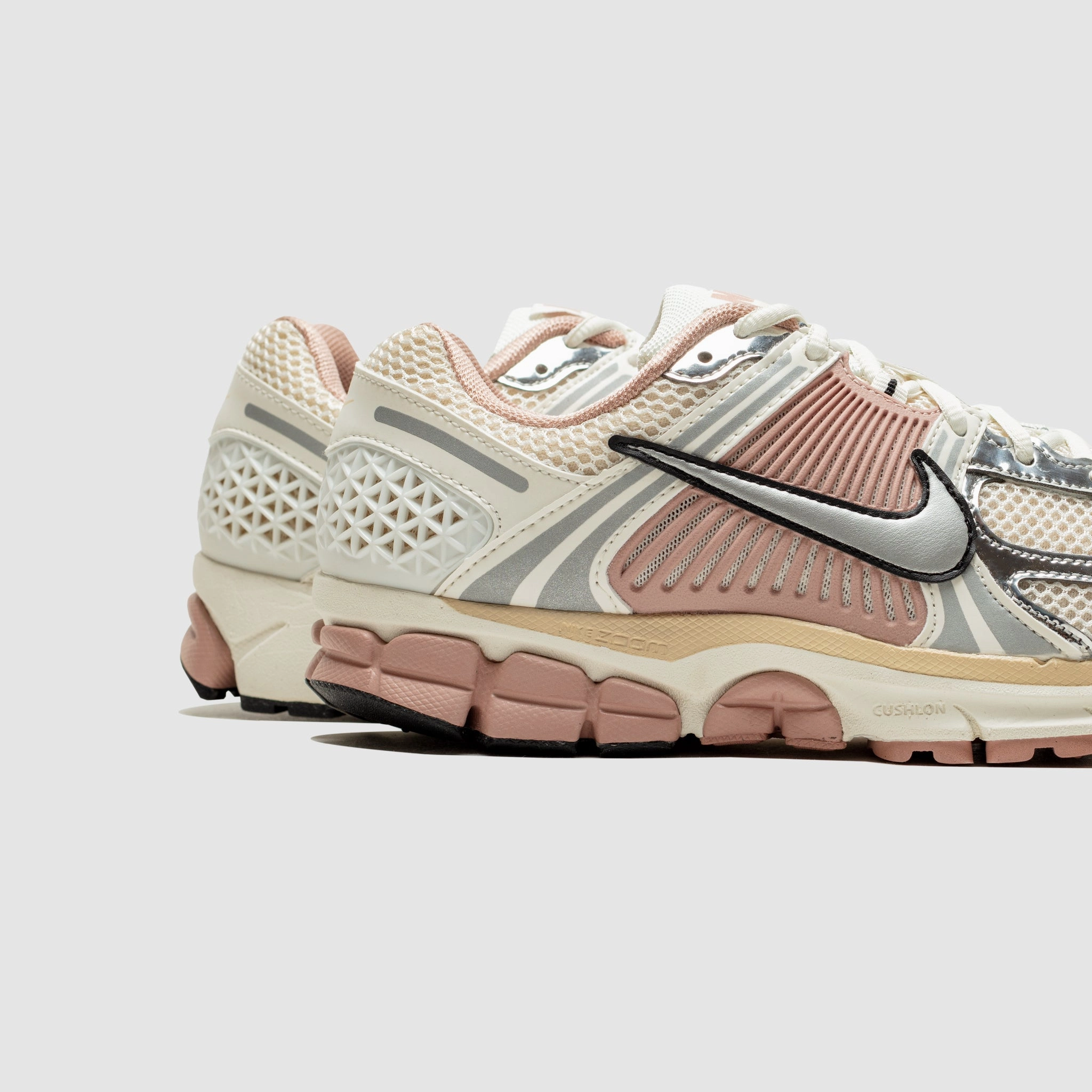 WMNS ZOOM VOMERO 5 "PARTICLE PINK" Ventilated Tongue Design High Cushioning