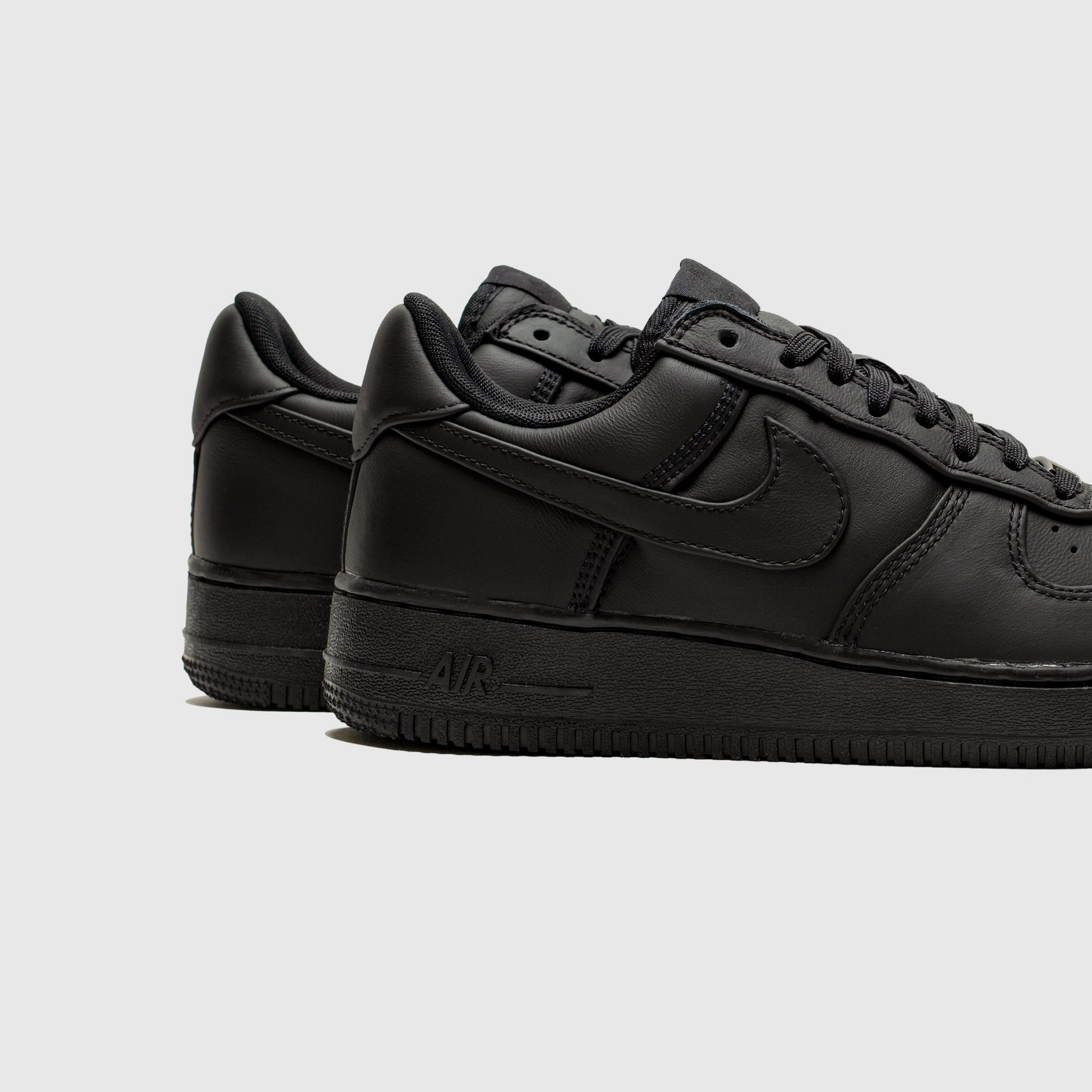 Training Essentials AIR FORCE 1 LOW RETRO PREMIUM "TRIPLE BLACK"