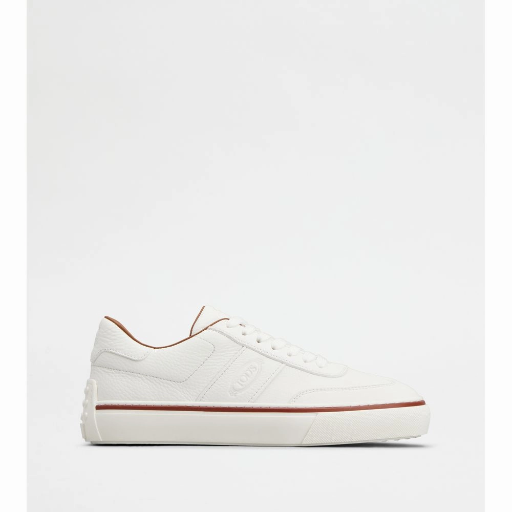 Sneakers in Leather traction - enhanced shoe features