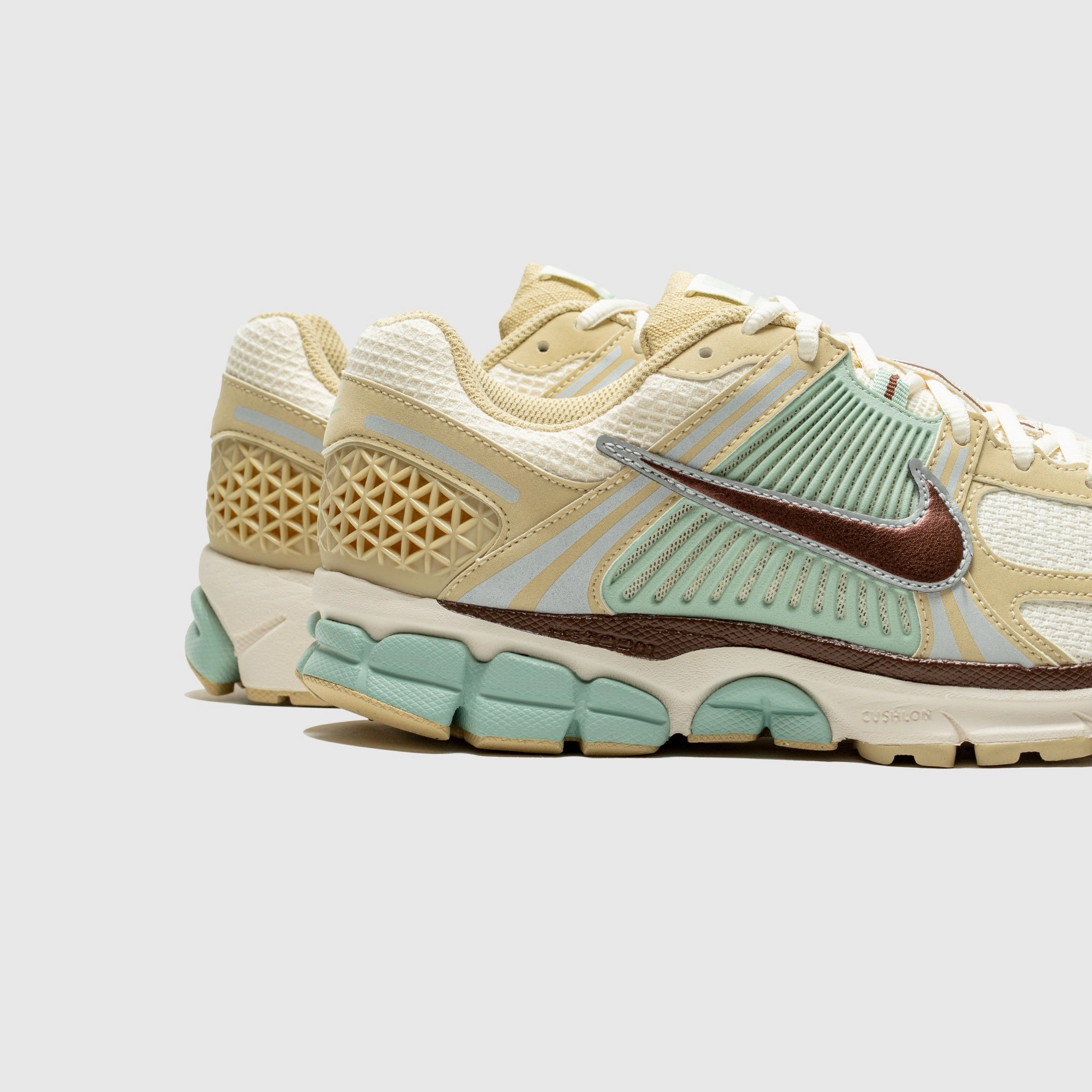 Static Dissipative Zip Up Style ZOOM VOMERO 5 SE "TEAM GOLD"